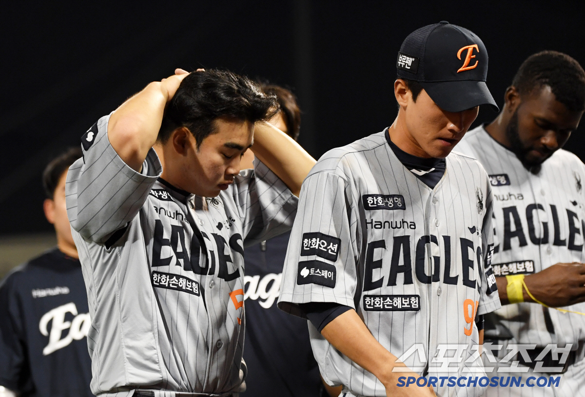 '교훈 잊었나' 기가 막힌 번트 안타 직후 허무하게 날린 동점 찬스...…