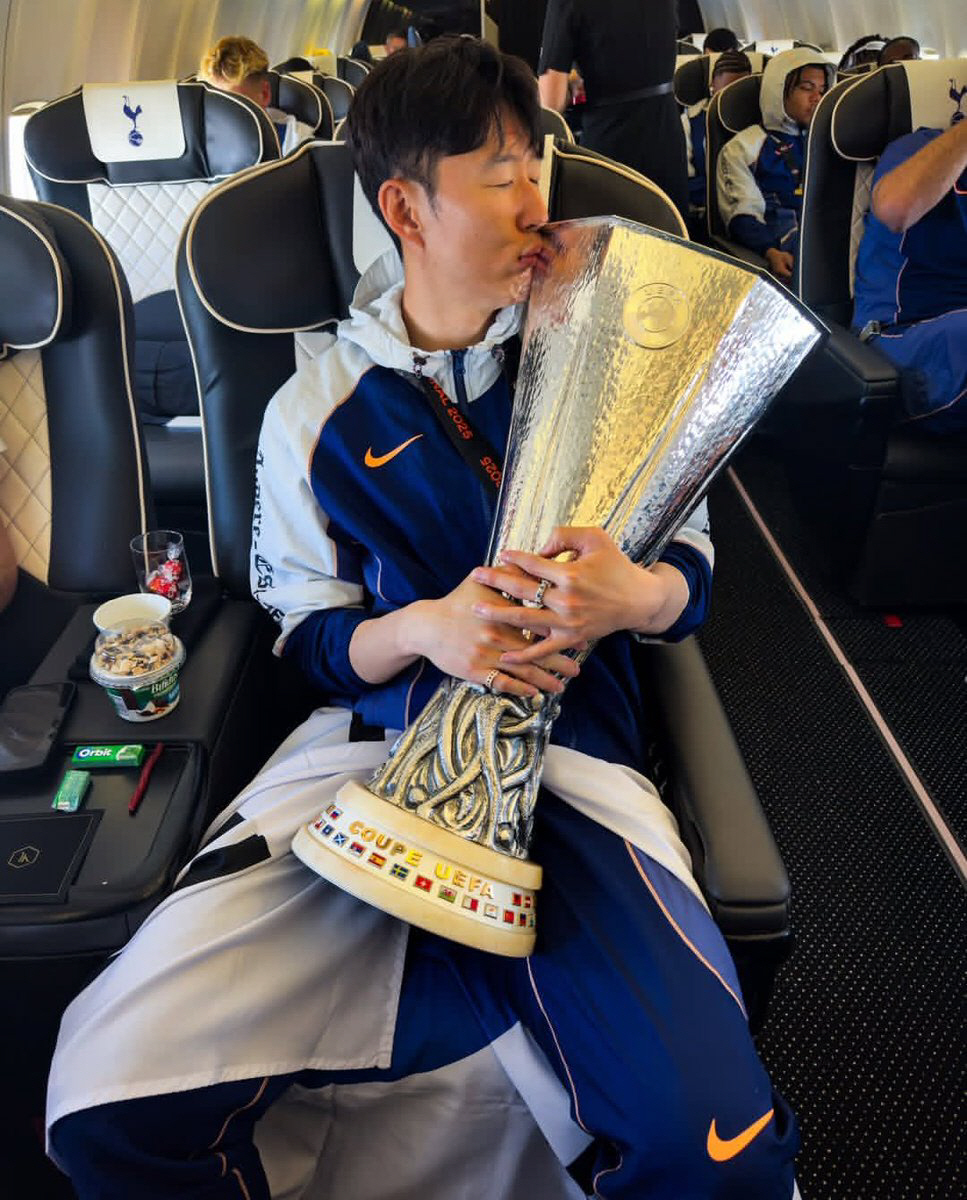 '우승 메달 어떠하리' 캡틴 손흥민 태극기와 무아지경..."NICE ON…