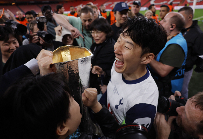'우승 메달 어떠하리' 캡틴 손흥민 태극기와 무아지경..."NICE ON…