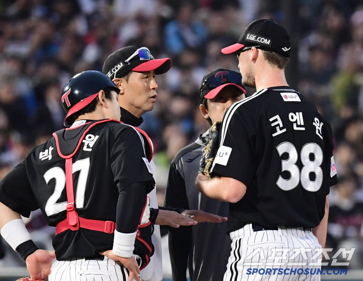 '6→5→4.2→3.1이닝' 떨어지는 신뢰도. 아시아쿼터 테스트 이러면 …