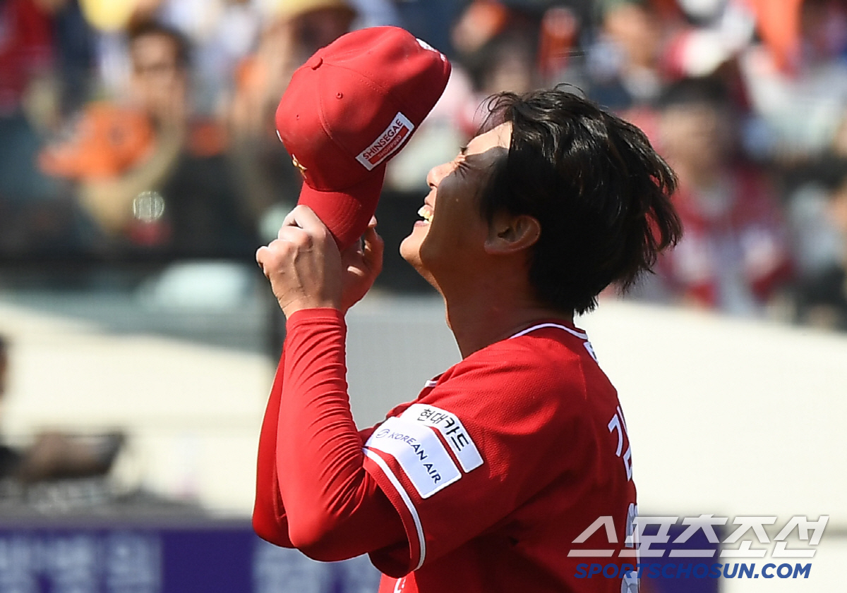 '다들 주장한테 왜 이래' 12이닝 2실점했는데, 타선 불발 → 충격의 …