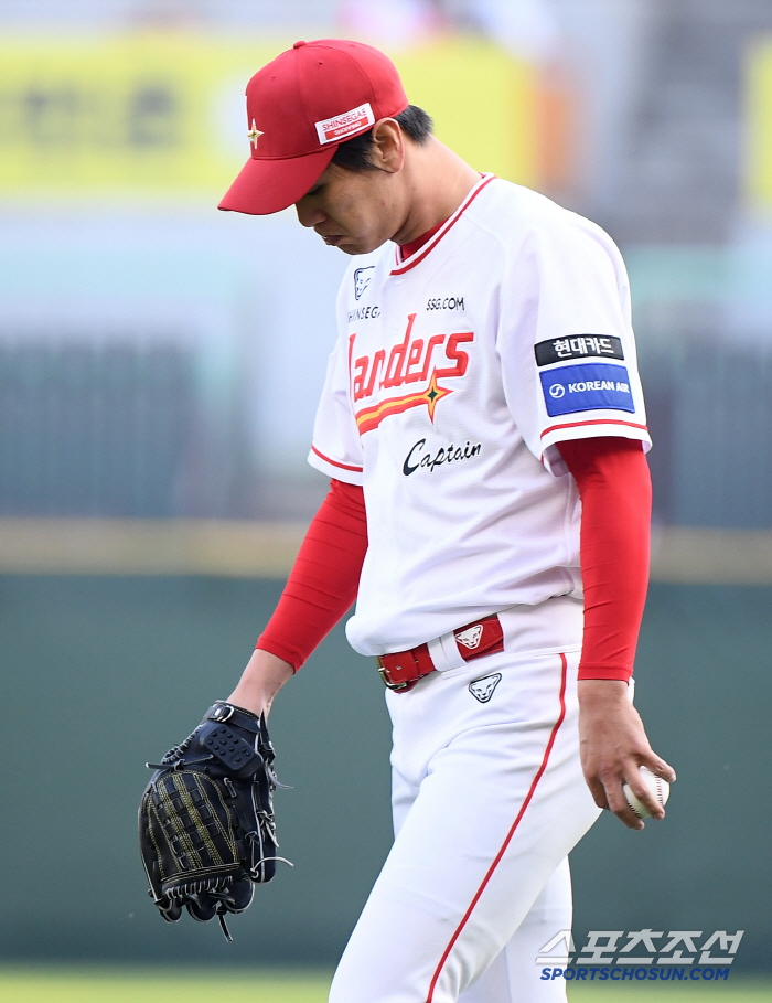 '다들 주장한테 왜 이래' 12이닝 2실점했는데, 타선 불발 → 충격의 …