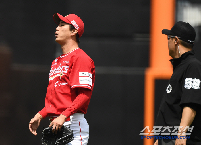 '다들 주장한테 왜 이래' 12이닝 2실점했는데, 타선 불발 → 충격의 …