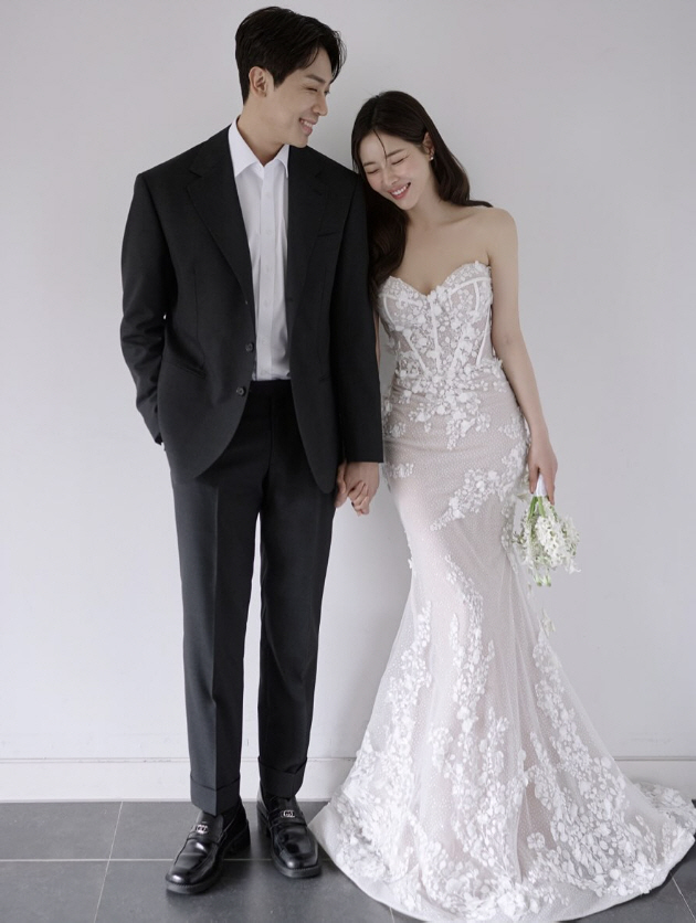 '6월 결혼' 박하나♥김태술, 꿀 뚝뚝 웨딩화보 공개 