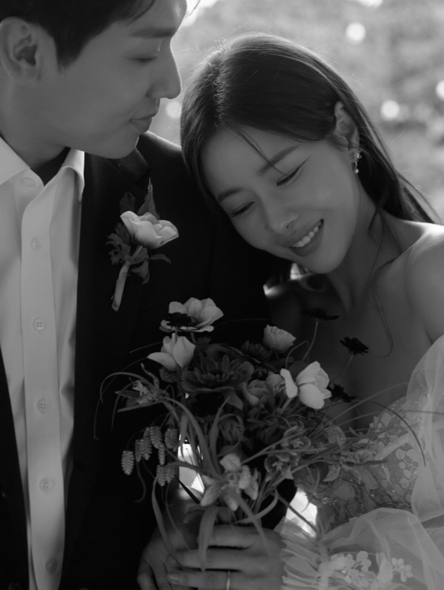 '6월 결혼' 박하나♥김태술, 꿀 뚝뚝 웨딩화보 공개 "닮아가는 우리"