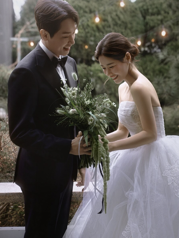 '6월 결혼' 박하나♥김태술, 꿀 뚝뚝 웨딩화보 공개 "닮아가는 우리"