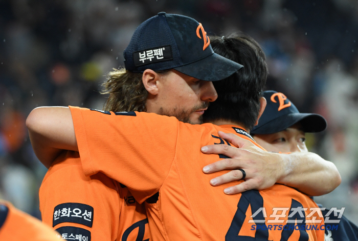 "어려운 첫 경기, 역할 완벽 소화"…사령탑 칭찬 당연했다, 와이스가 이…