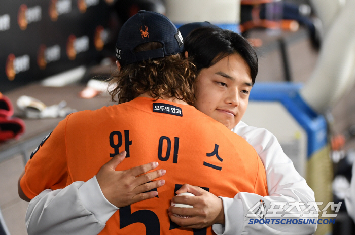 '롯데 타선 잠재운 대전 예수' 155km 강속구+마구에 가까웠던 스위퍼...와이스 따뜻하게 안아준 동료들
