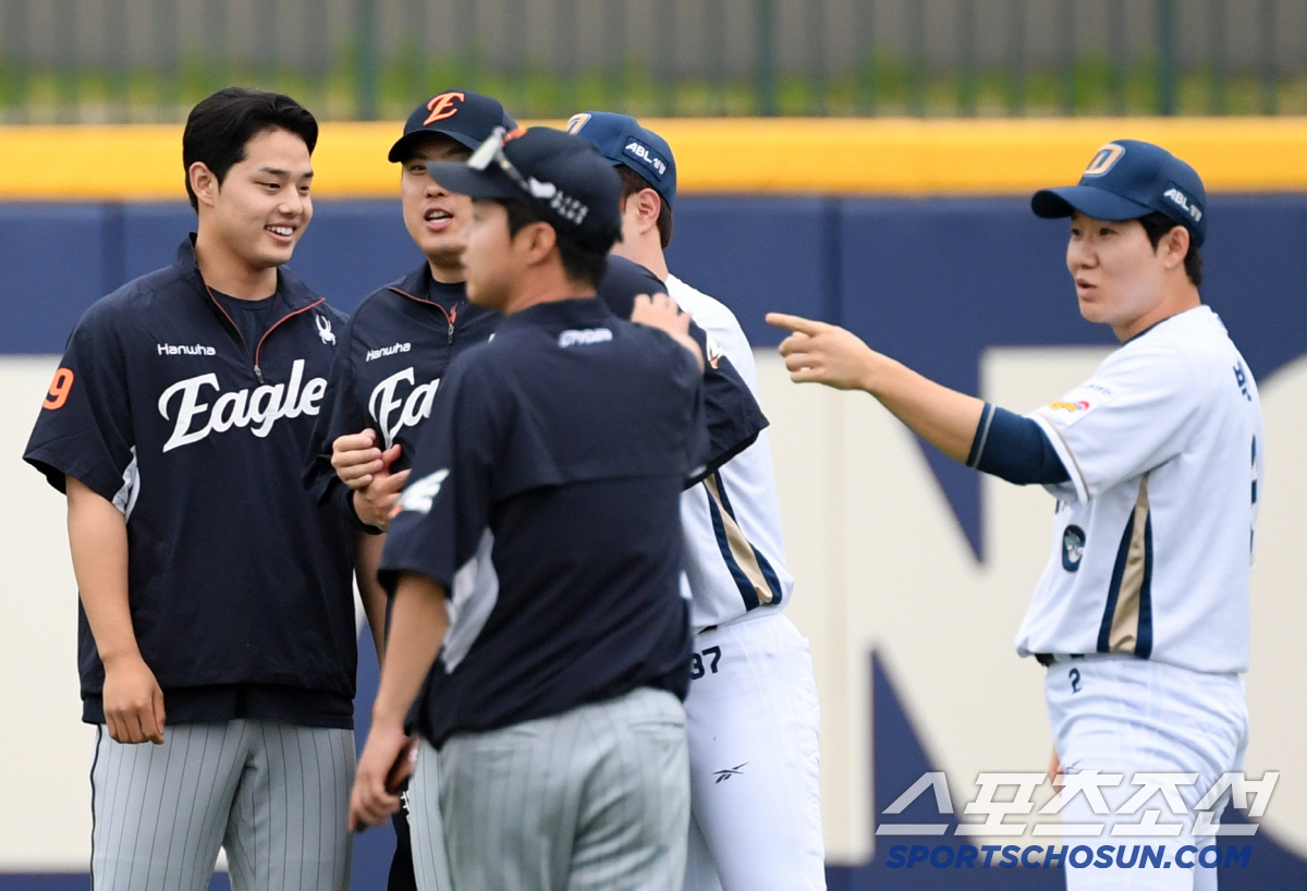 '문동주의 강속구 비결이 궁금해' 160km 던지는 문동주 몸 어루만진 …