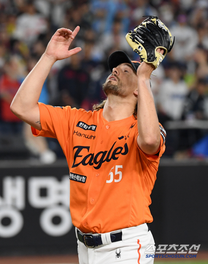 '팀타율 1위 롯데 잠재웠다' 9회 2사 만루 지워낸 한화 마무리 김서현…