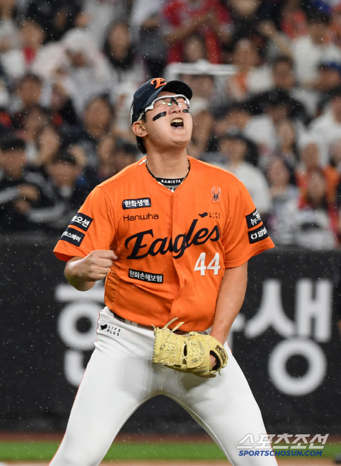 '팀타율 1위 롯데 잠재웠다' 9회 2사 만루 지워낸 한화 마무리 김서현…