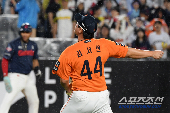 '팀타율 1위 롯데 잠재웠다' 9회 2사 만루 지워낸 한화 마무리 김서현…