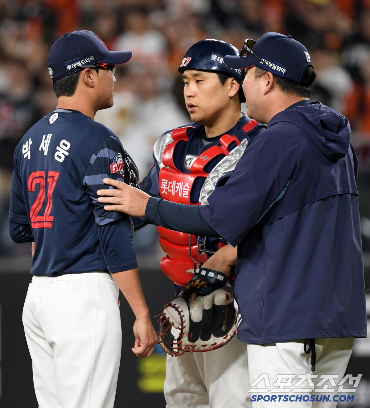 '글러브에 얼굴 박고 포효' 대전 징크스 극복한 박세웅...안경 에이스는…