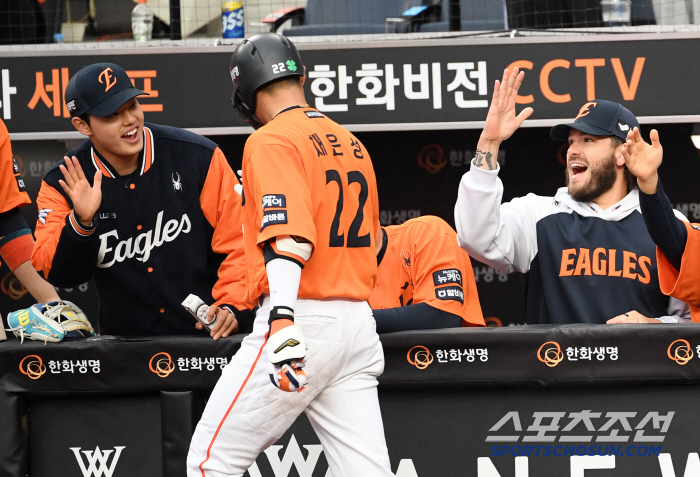 '아' 타격감 올라오나 싶었는데…채은성, 수비 중 타구 맞아 교체 "병원…