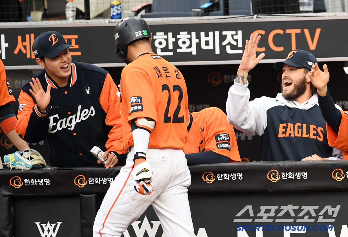 '아' 타격감 올라오나 싶었는데…채은성, 수비 중 타구 맞아 교체 "병원…