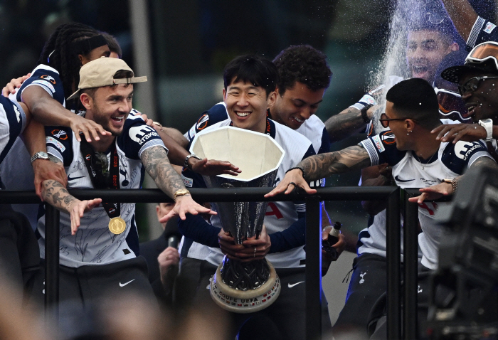 'UEFA 고개 숙여 사죄' 손흥민 메달 미지급 논란, 사실 토트넘도 문…