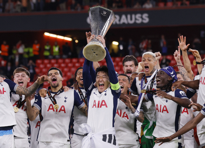 'UEFA 고개 숙여 사죄' 손흥민 메달 미지급 논란, 사실 토트넘도 문…