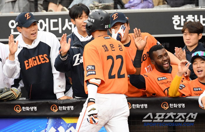 한화 안도했다…'수비 중 타구 맞고 병원 이동' 채은성, 단순 타박 소견
