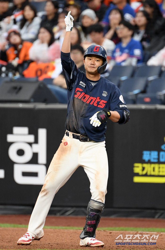 자2언츠 양보 못한다…손호영 개인 최다 5안타&결승타 미쳤다! 롯데, 연장 혈투 끝 한화에 전날 패배 설욕 
