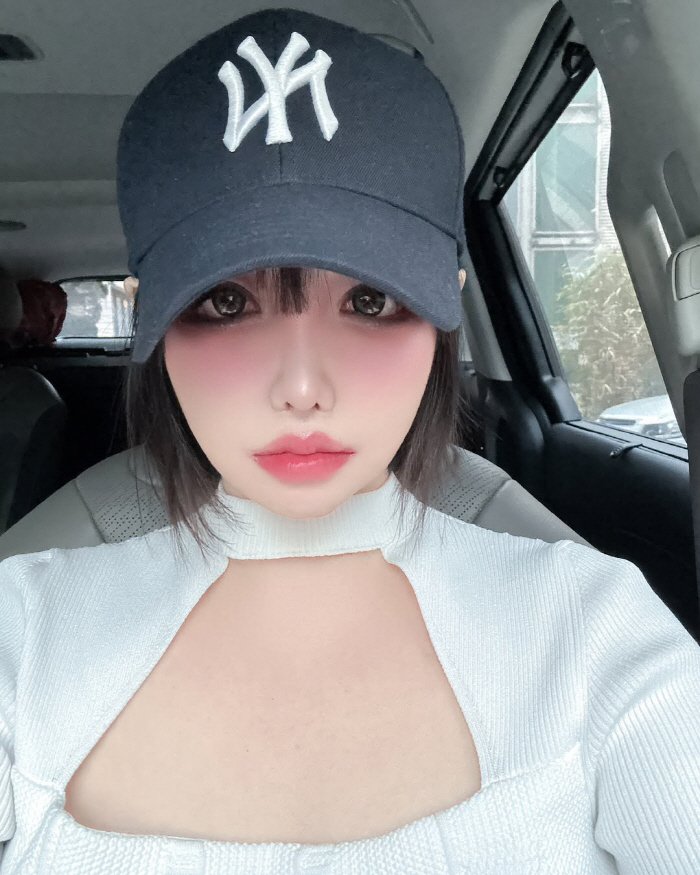 박봄, 필터 없애고 드러낸 '진짜 얼굴'...큰 눈망울 속 '러블리 분위기'