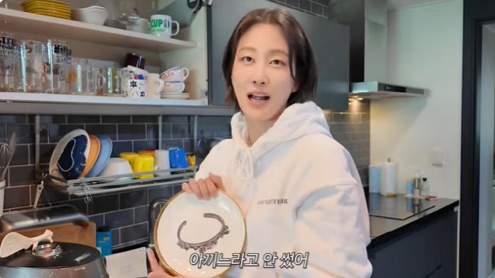 이현이, H사 명품도 포기…100만 원 넘는 그릇 과감히 처분 