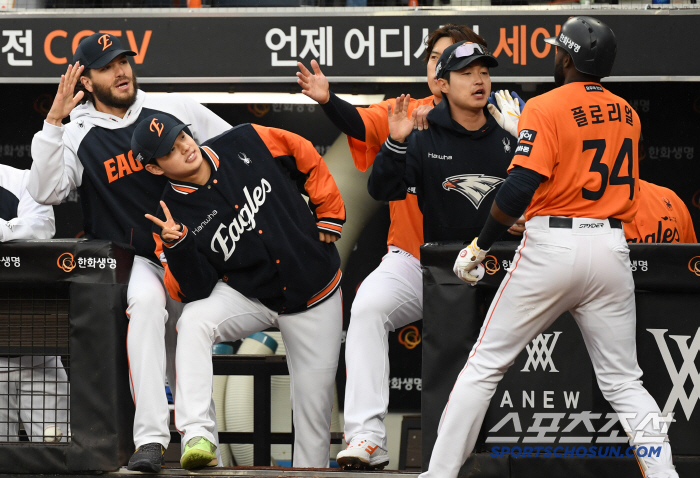 "한화 선수단 30명 회식합니다" 1군 매니저 사칭, 1000만원 날아갈…