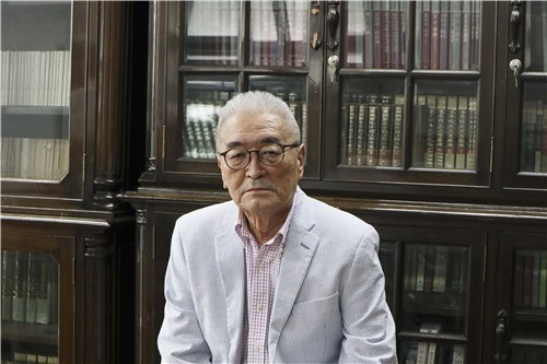 "반드시 내야 할 책이라면 내야죠…그게 출판인의 의무"