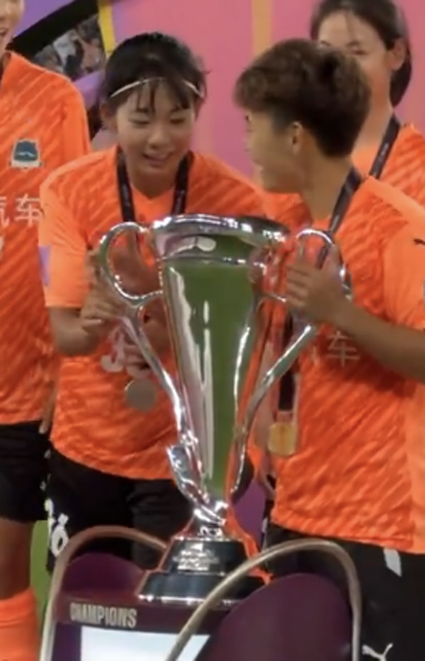 "역대 최초 남녀 모두 챔스 우승" 중국 축구 자화자찬…김혜리의 우한, …