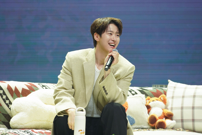 공명, NCT 도영 깜짝 등장에 감동…데뷔 12년만 첫 한국 팬미팅 성료
