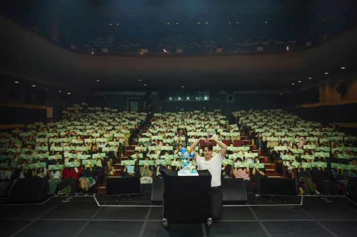 공명, NCT 도영 깜짝 등장에 감동…데뷔 12년만 첫 한국 팬미팅 성료