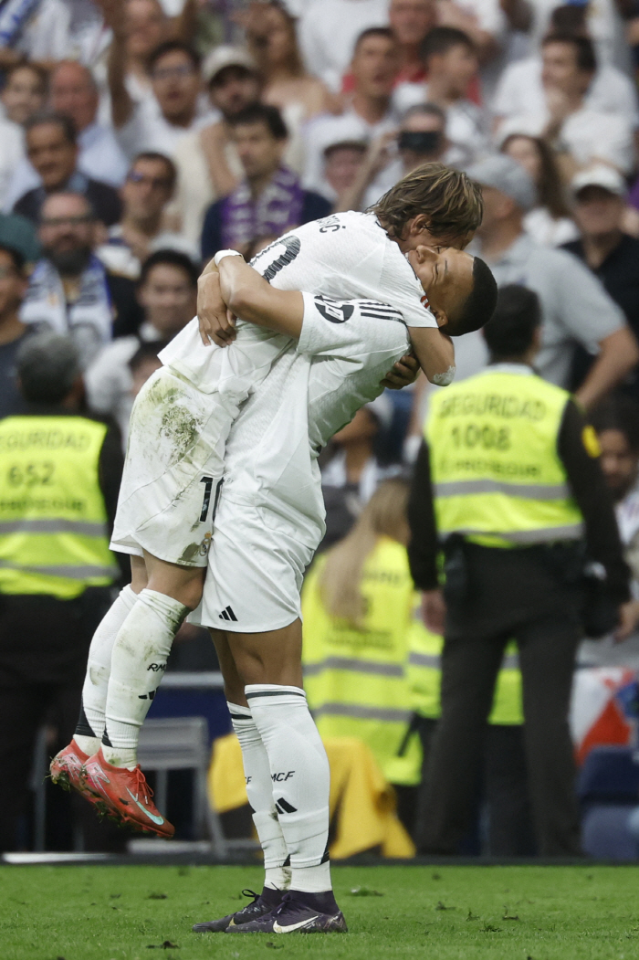 PSG-음바페 이별은 '윈-윈'이었다…우상 호날두 이후 첫 '유럽골든슈'…