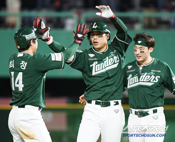 '홈런이야? 아웃이네! → 실책인가? 끝내기네!' 혼돈의 9회말, 불펜데이로 1위팀 1선발 경기 잡았다