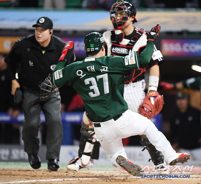 '홈런이야? 아웃이네! → 실책인가? 끝내기네!' 혼돈의 9회말, 불펜데…