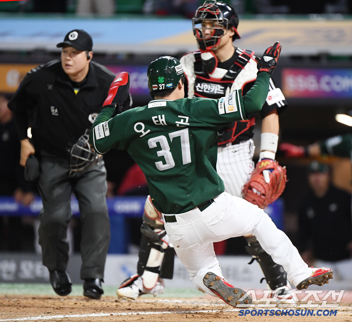 '홈런이야? 아웃이네! → 실책인가? 끝내기네!' 혼돈의 9회말, 불펜데…