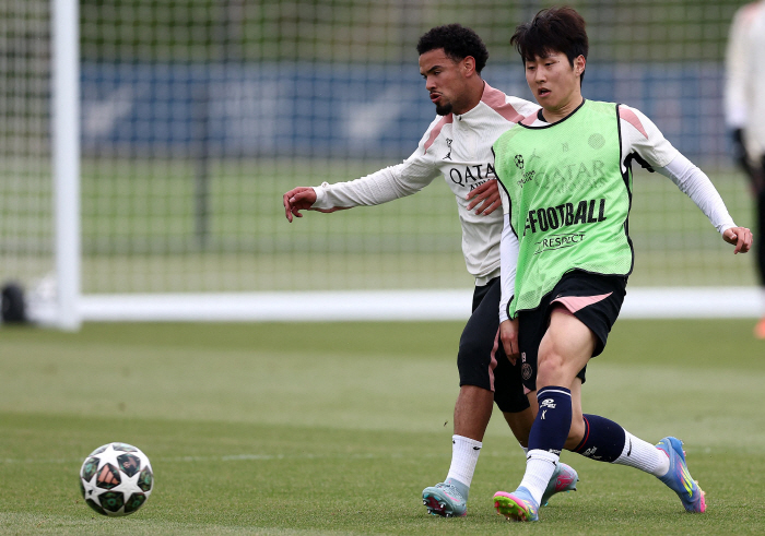 '쿼카 아니고 뤼카' 이강인과 태극기 세리머니한 'PSG 동료'…'韓 에…