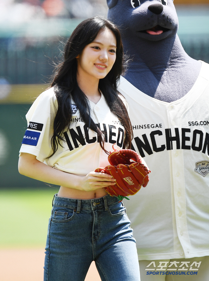 [포토] 키키 수이, 자신감 넘치는 눈빛으로 시구 마무리