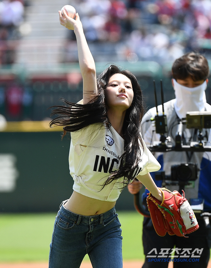[포토] 키키 수이, 랜더스필드 시구자로 등판