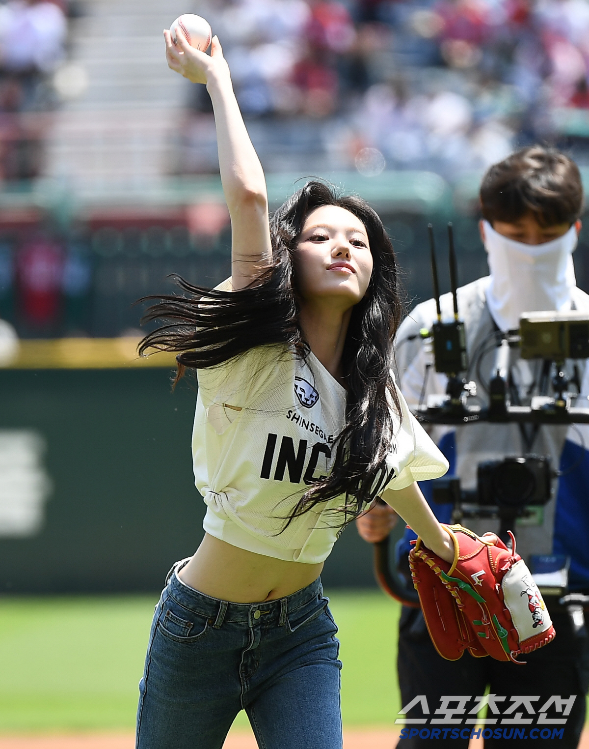 [포토] 키키 수이, 랜더스필드 시구자로 등판