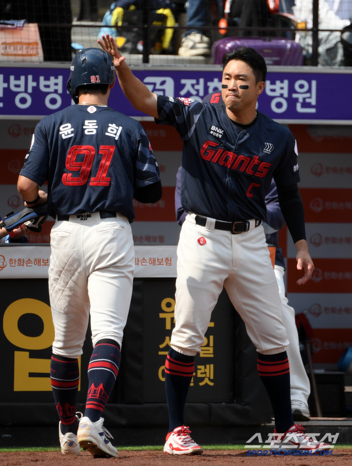 [포토] 전준우 '윤동희 나이스 배팅'