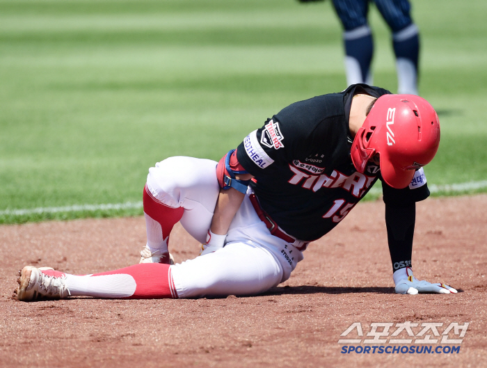 '이럴수가 또 햄스트링' 코치 부축해 겨우 걸었다, 병원 검진은 26일…KIA한테 진짜 왜 이러나