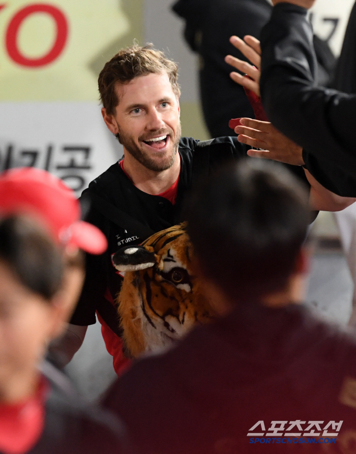 '이럴수가 또 햄스트링' 코치 부축해 겨우 걸었다, 병원 검진은 26일……