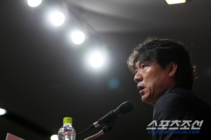 [포토] 홍명보 감독, 손흥민 발 부상은 큰 문제 없을 듯