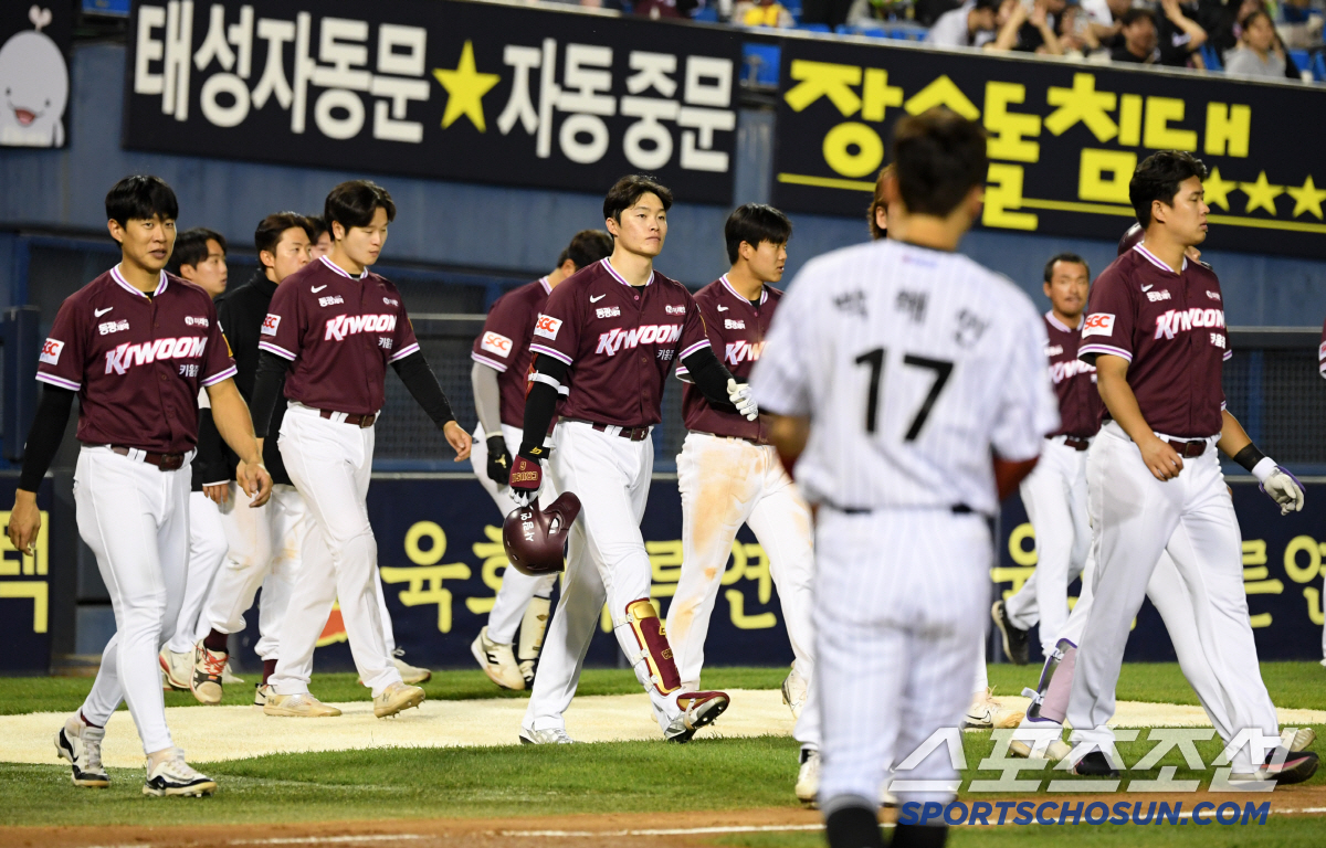 '선수 다 팔고, 보내고 빈손으로 싸우란 말인가' 사상 첫 100패의 기…