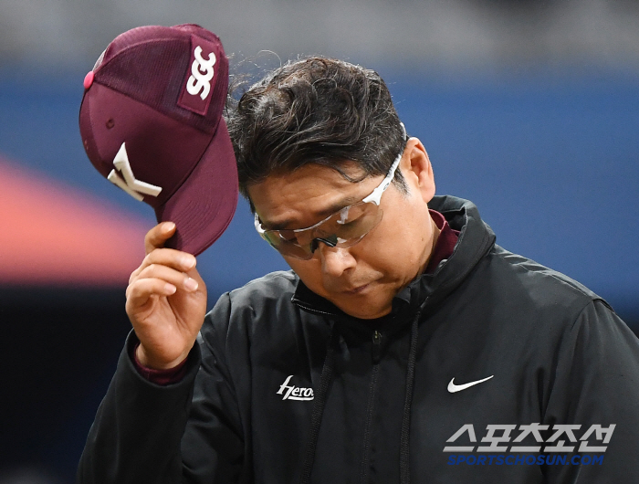 '선수 다 팔고, 보내고 빈손으로 싸우란 말인가' 사상 첫 100패의 기…