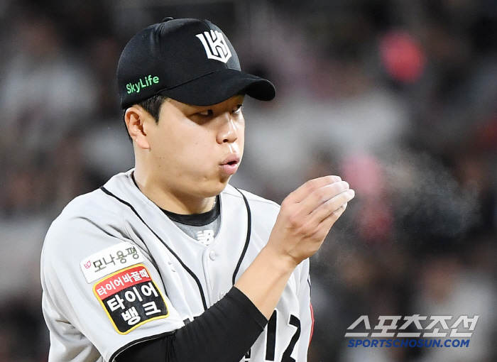 KT 초비상, ERA 0.89 '8회 고정' 필승조가 이탈했다...어깨 …