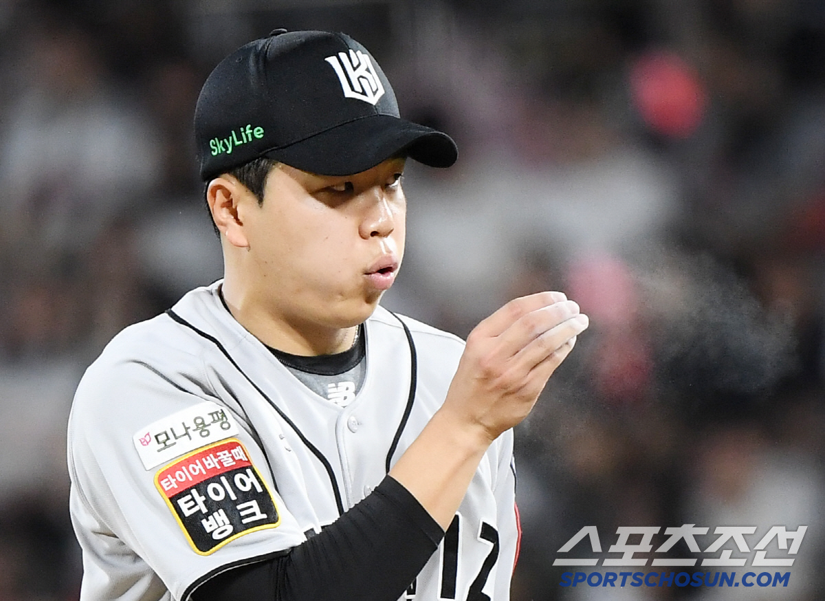 KT 초비상, ERA 0.89 '8회 고정' 필승조가 이탈했다...어깨 …