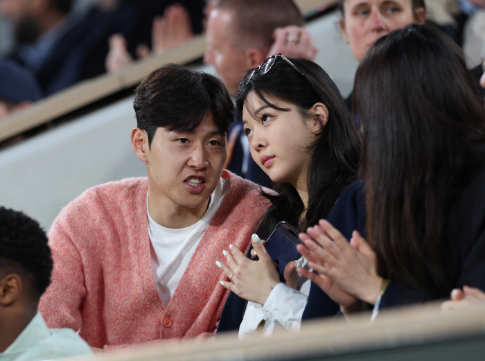 이강인♥'두산家 5세' 박상효, 열애설 후 첫 동반 공식석상..어깨동무+…