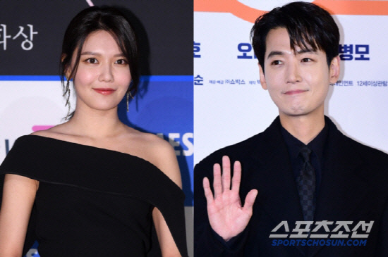 13년 열애 정경호♥최수영, 아기 품에 안았다