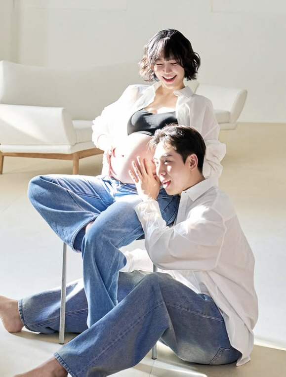 '쌍둥이 임신' 레이디제인, 브라톱만 걸친 만삭 화보..임현태♥와 꿀 떨…