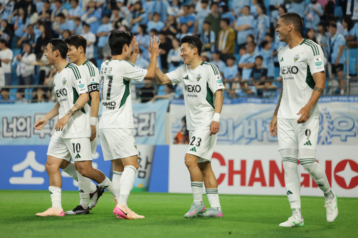 [대구 리뷰]막을 수가 없다…'전진우 1G-1A' 전북 1위 탈환! 김병…